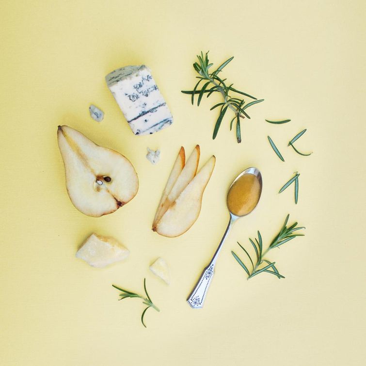 повар готовит блюда, блюда в виде пенисов, еда в виде пенисов