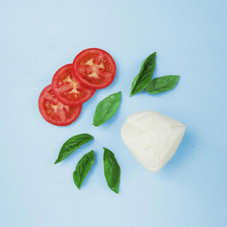 повар готовит блюда, блюда в виде пенисов, еда в виде пенисов