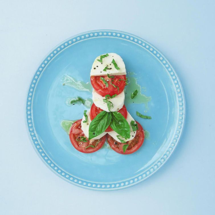 повар готовит блюда, блюда в виде пенисов, еда в виде пенисов