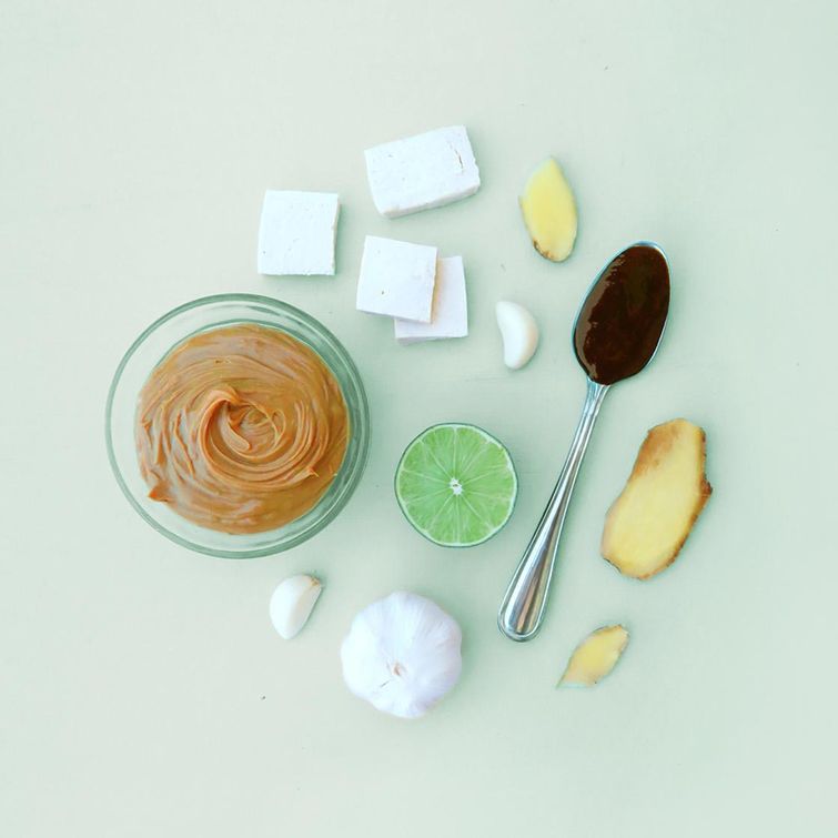 повар готовит блюда, блюда в виде пенисов, еда в виде пенисов