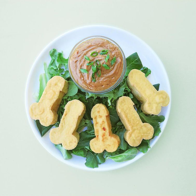 повар готовит блюда, блюда в виде пенисов, еда в виде пенисов