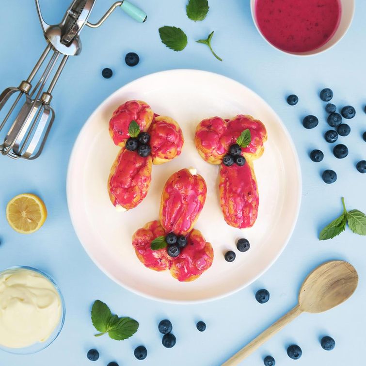 повар готовит блюда, блюда в виде пенисов, еда в виде пенисов