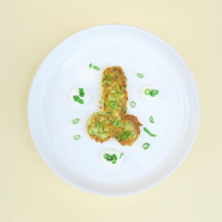 повар готовит блюда, блюда в виде пенисов, еда в виде пенисов