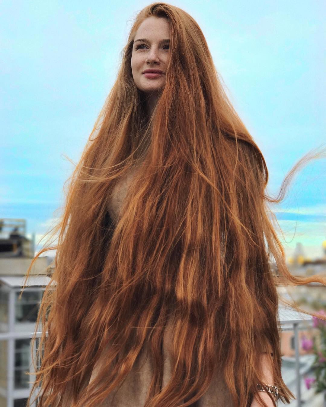 Анастасия Сидорова с длинными рыжими волосами