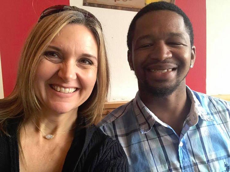 Женщина полностью изменила жизнь этого бездомного, стоявшего 3 года на улице в одном и том же месте женщина изменила жизнь бездомного, бездомный стоял в одном и том же месте