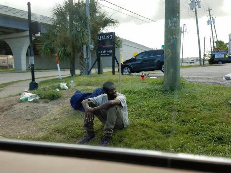 Женщина полностью изменила жизнь этого бездомного, стоявшего 3 года на улице в одном и том же месте женщина изменила жизнь бездомного, бездомный стоял в одном и том же месте
