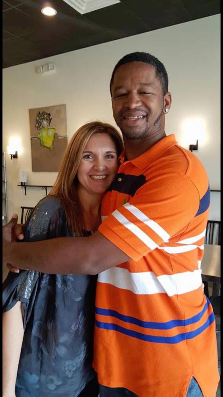 Женщина полностью изменила жизнь этого бездомного, стоявшего 3 года на улице в одном и том же месте женщина изменила жизнь бездомного, бездомный стоял в одном и том же месте