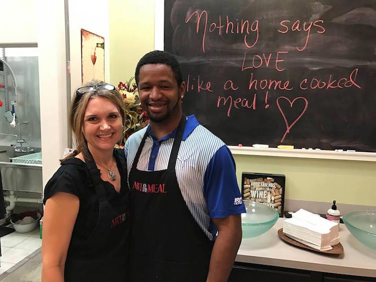 Женщина полностью изменила жизнь этого бездомного, стоявшего 3 года на улице в одном и том же месте женщина изменила жизнь бездомного, бездомный стоял в одном и том же месте