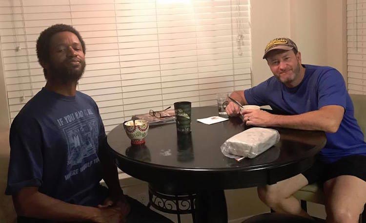 Женщина полностью изменила жизнь этого бездомного, стоявшего 3 года на улице в одном и том же месте женщина изменила жизнь бездомного, бездомный стоял в одном и том же месте