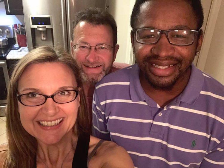 Женщина полностью изменила жизнь этого бездомного, стоявшего 3 года на улице в одном и том же месте женщина изменила жизнь бездомного, бездомный стоял в одном и том же месте