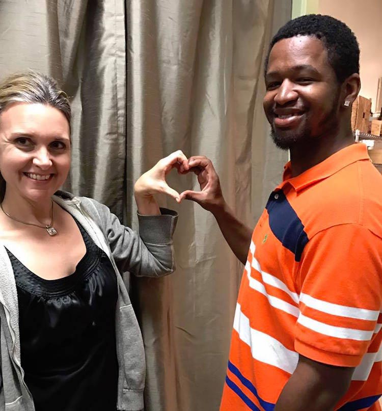 Женщина полностью изменила жизнь этого бездомного, стоявшего 3 года на улице в одном и том же месте женщина изменила жизнь бездомного, бездомный стоял в одном и том же месте