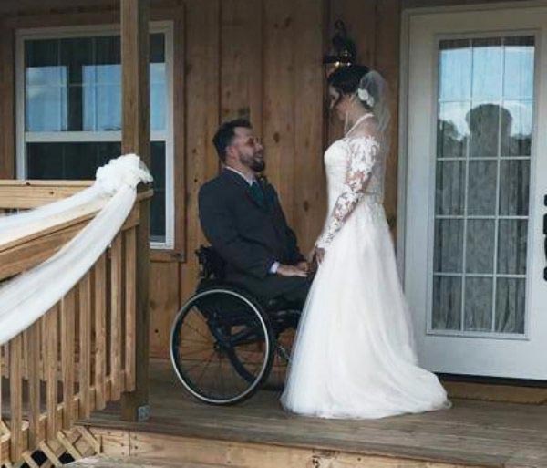 Парализованный жених удивил свою невесту, исполнив с ней свадебный танец необычным способом парализованный жених смог станцевать с невестой, свадебный танец парализованного жениха с невестой