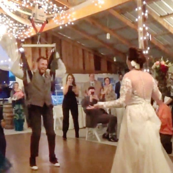 Парализованный жених удивил свою невесту, исполнив с ней свадебный танец необычным способом парализованный жених смог станцевать с невестой, свадебный танец парализованного жениха с невестой