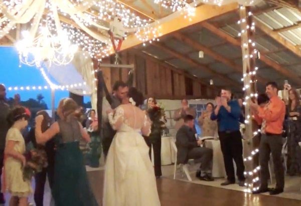 Парализованный жених удивил свою невесту, исполнив с ней свадебный танец необычным способом парализованный жених смог станцевать с невестой, свадебный танец парализованного жениха с невестой