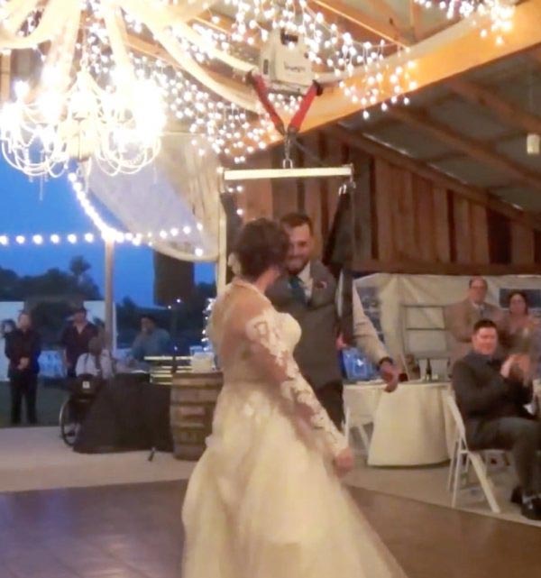 Парализованный жених удивил свою невесту, исполнив с ней свадебный танец необычным способом парализованный жених смог станцевать с невестой, свадебный танец парализованного жениха с невестой