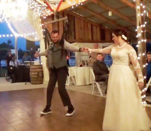 Парализованный жених удивил свою невесту, исполнив с ней свадебный танец необычным способом парализованный жених смог станцевать с невестой, свадебный танец парализованного жениха с невестой