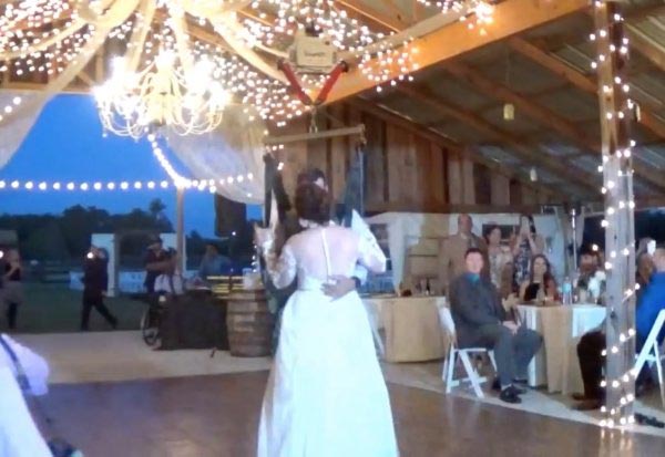 Парализованный жених удивил свою невесту, исполнив с ней свадебный танец необычным способом парализованный жених смог станцевать с невестой, свадебный танец парализованного жениха с невестой