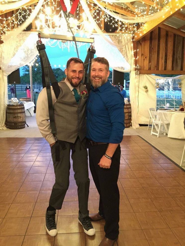 Парализованный жених удивил свою невесту, исполнив с ней свадебный танец необычным способом парализованный жених смог станцевать с невестой, свадебный танец парализованного жениха с невестой