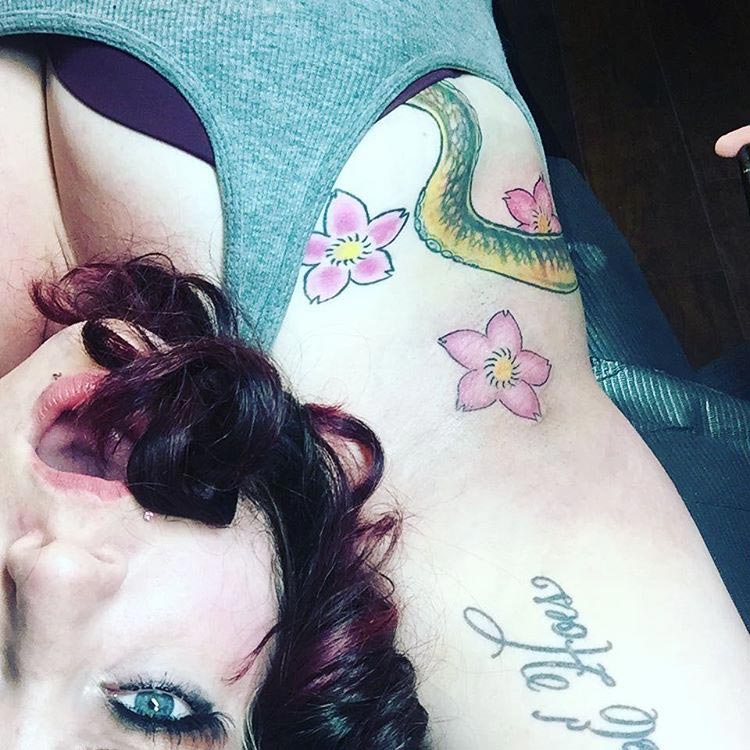 Татуировки под мышками, тату под мышками