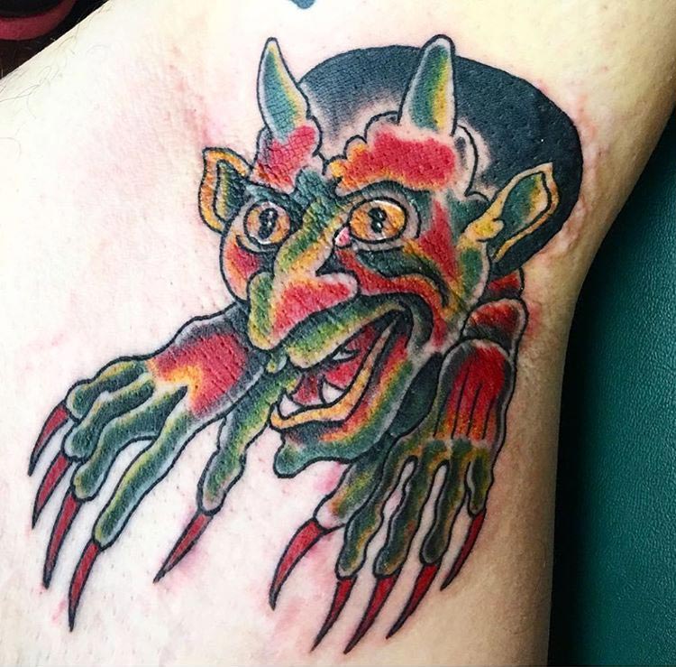 Татуировки под мышками, тату под мышками