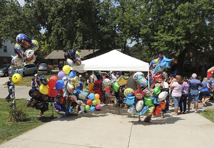 парад перед домом, парад в день рождения, парад в подарок на день рождения