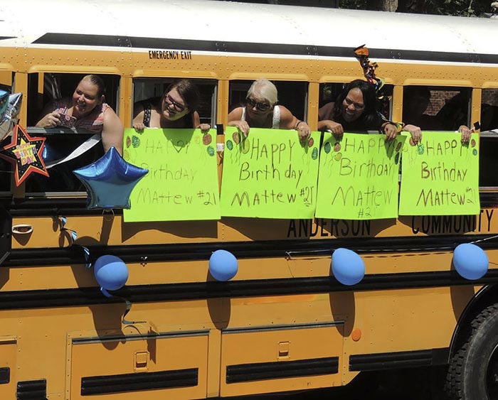 парад перед домом, парад в день рождения, парад в подарок на день рождения