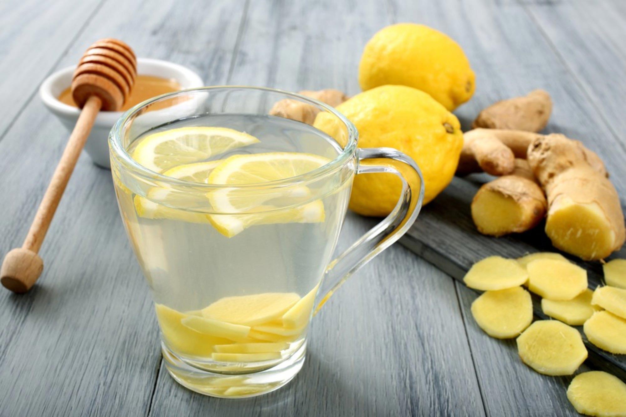 Натощак воду с лимоном можно. Вода с лимоном и медом. Имбирный напиток для похудения. Медовый лимонад. Лимонно имбирный напиток.
