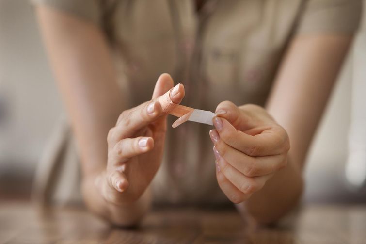 положить в ухо кусочек лука, лук против инфекций, лук в носок