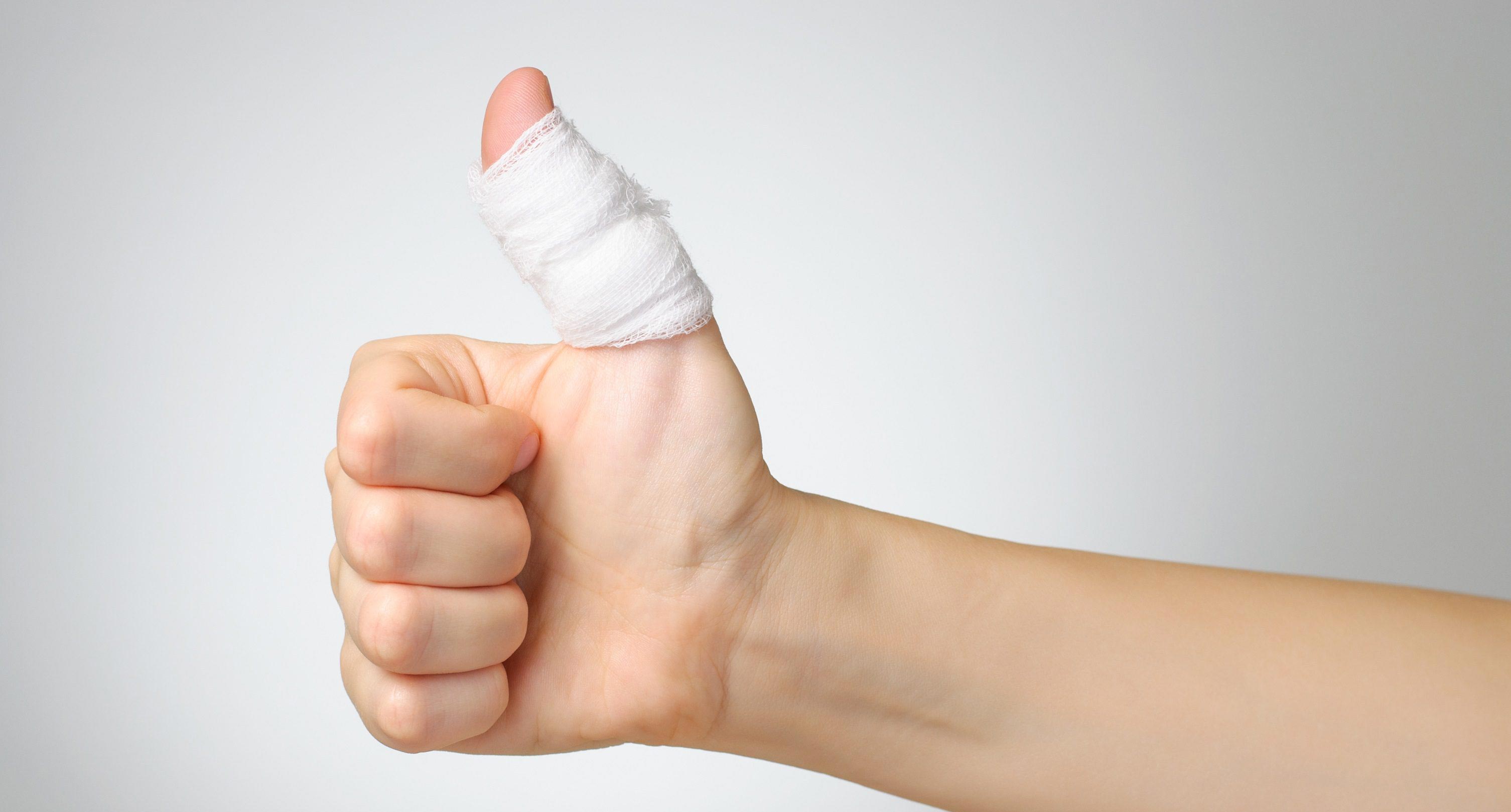 положить в ухо кусочек лука, лук против инфекций, лук в носок