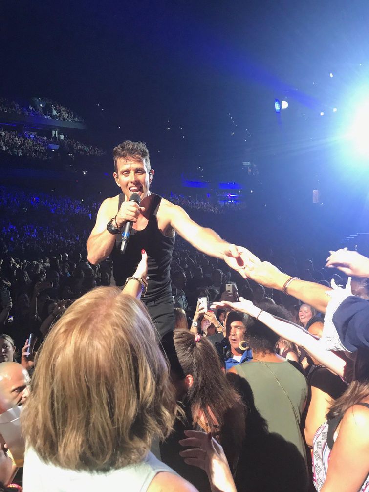 Реакция этой мамы, побывавшей на концерте любимой группы молодости, сделает ваш день реакция мамы на концерте любимой группы, женщина на концерте любимой группы, женщина на концерте New Kids on the Block