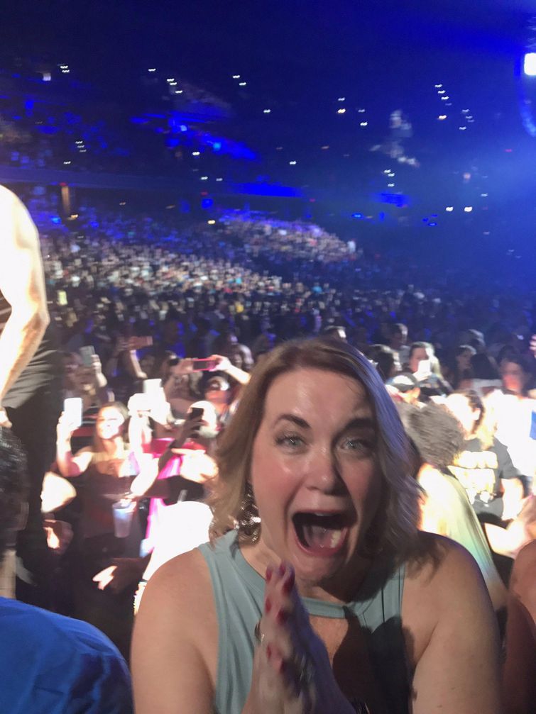 Реакция этой мамы, побывавшей на концерте любимой группы молодости, сделает ваш день реакция мамы на концерте любимой группы, женщина на концерте любимой группы, женщина на концерте New Kids on the Block