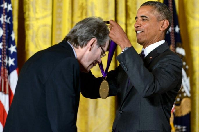 Вы должны увидеть безумное фото Стивена Кинга, напечатанное в газете после продажи его первой книги стивенг кинг в молодости, стивен кинг фото 2017, безумное фото Стивена Кинга, стивенг кинг смешное фото