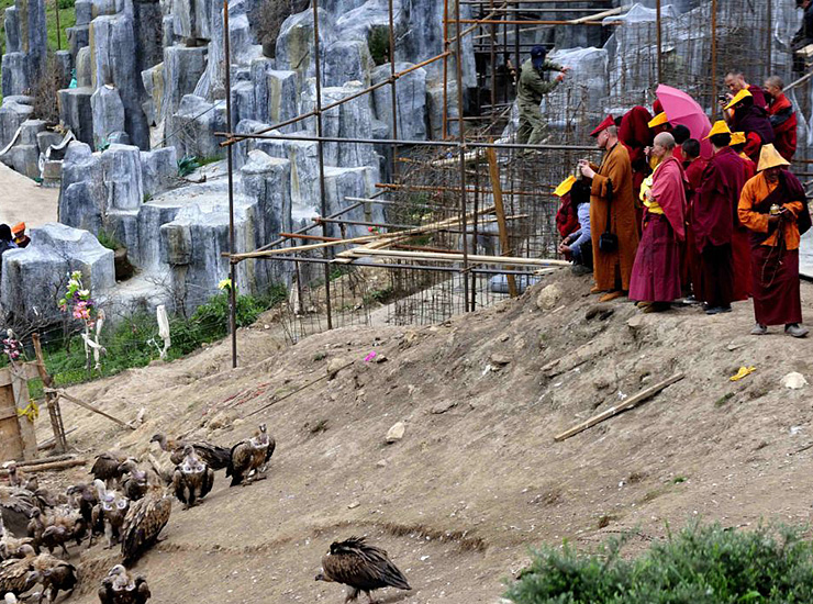 Бусы из праха усопшего, невеста для покойника, жуткие обряды погребения