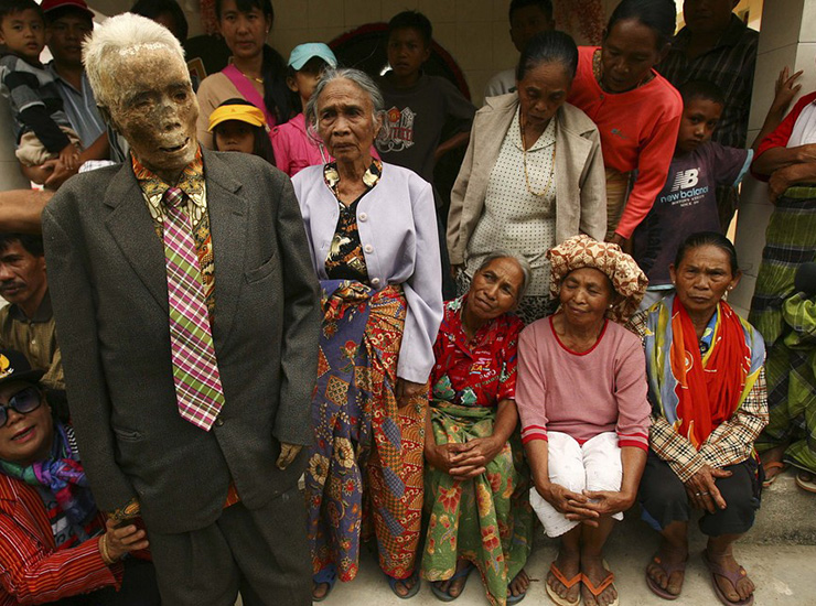 Бусы из праха усопшего, невеста для покойника, жуткие обряды погребения