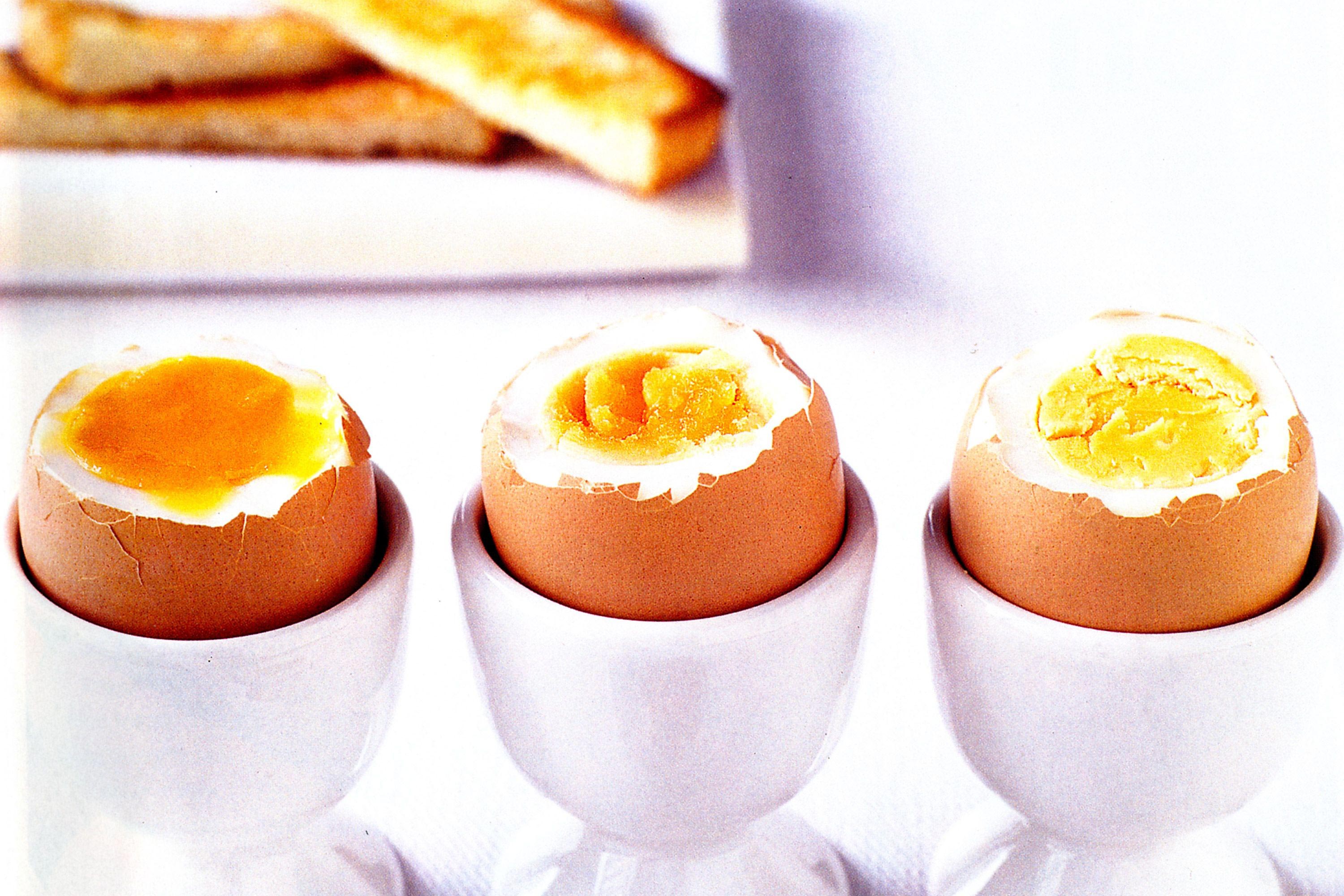 Сколько нужно варить яйцо всмятку после закипания. Яйцо в смятку в мешочек и вкрутую. Яйца всмятку в мешочек и вкрутую. Яйца всмятку в мешочек. Варёные яйца всмятку и в мешочек.