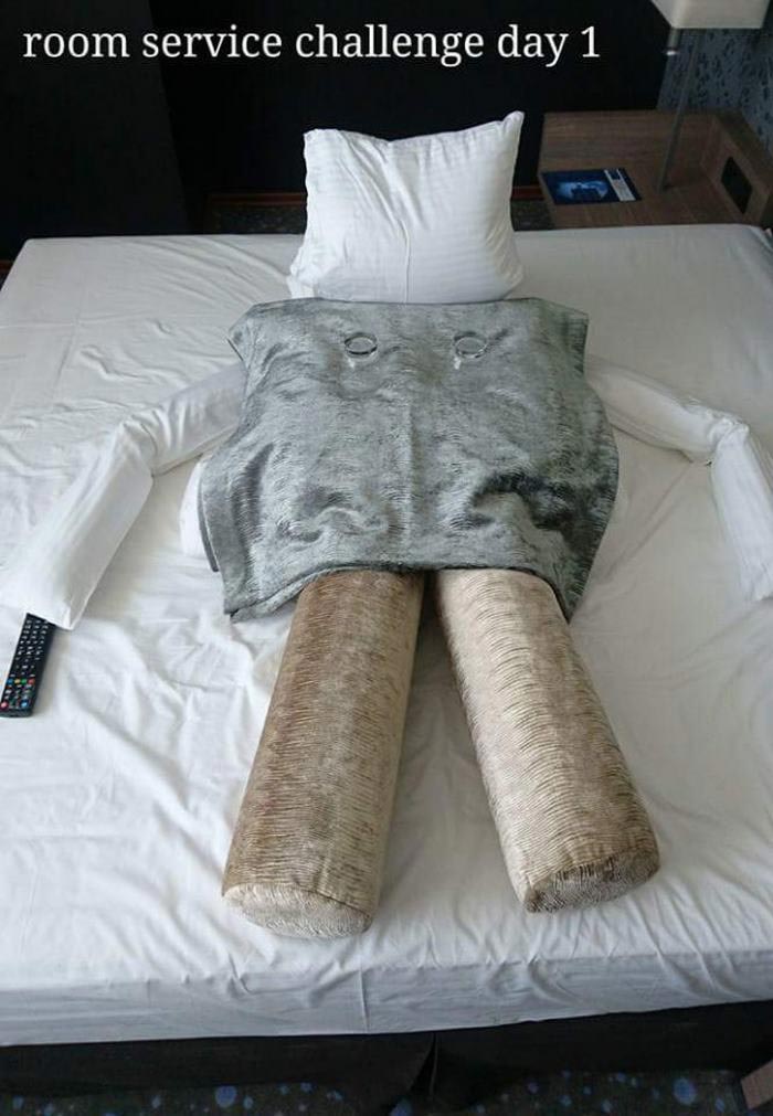 заскучавший турист в Баку, фигуры из постельного белья в отеле, скульптуры из постельного белья в отеле