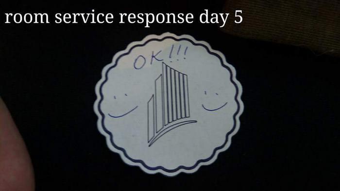 заскучавший турист в Баку, фигуры из постельного белья в отеле, скульптуры из постельного белья в отеле