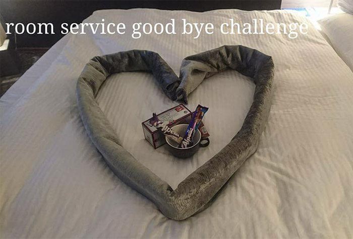 заскучавший турист в Баку, фигуры из постельного белья в отеле, скульптуры из постельного белья в отеле