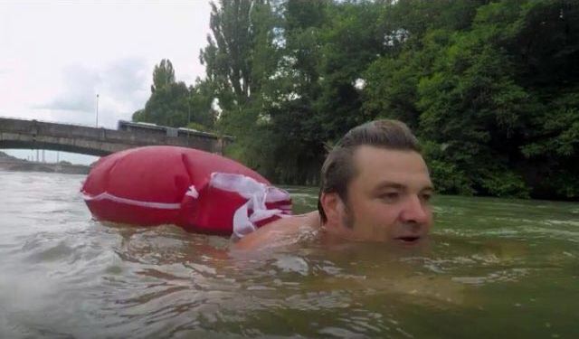 Бенджамин Дэвид, Benjamin David, плавает на работу каждый день, ненавидит час пик плавает на работу