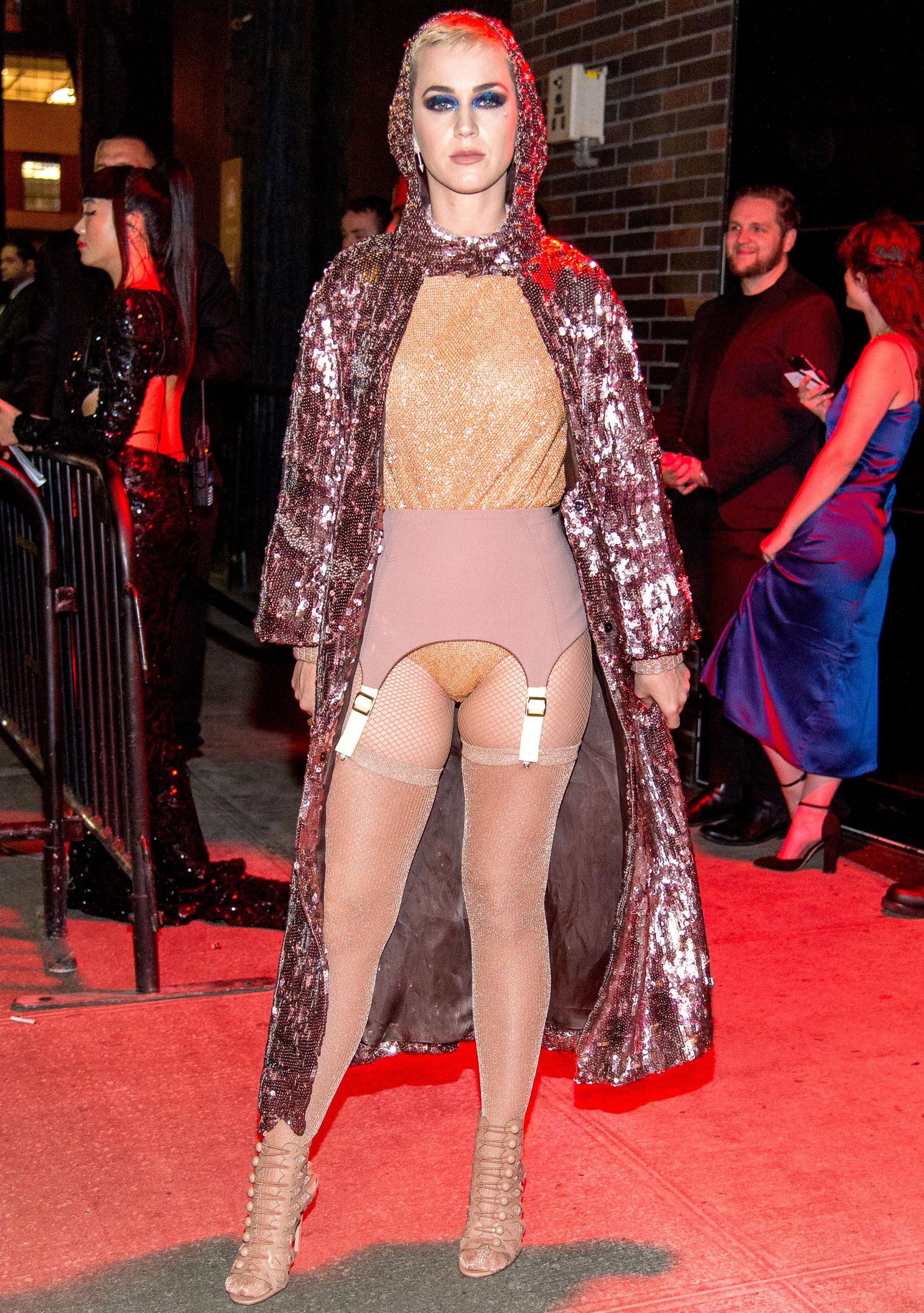 нелепые наряды звёзд, самые безвкусные наряды знаменитостей