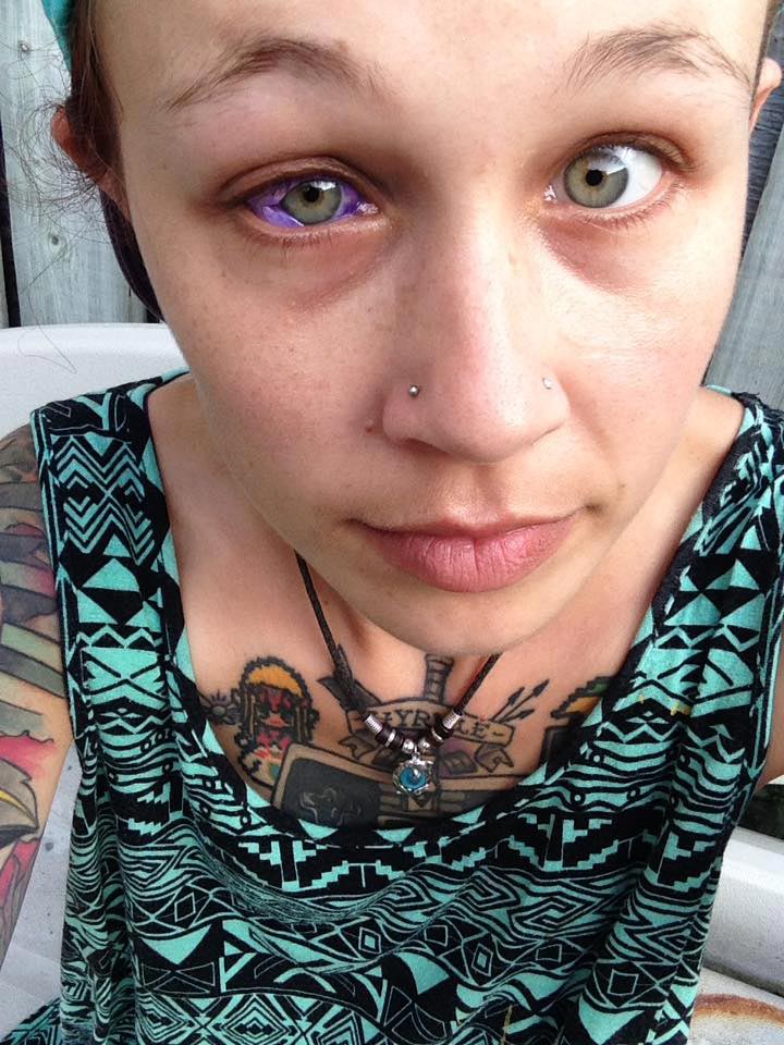 Рогатая девушка с повязкой на глазах - фото татуировок