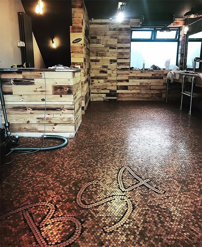 барбер выложил пол деньгами, барбер выложил пол монетами, барбер выложил пол пенни