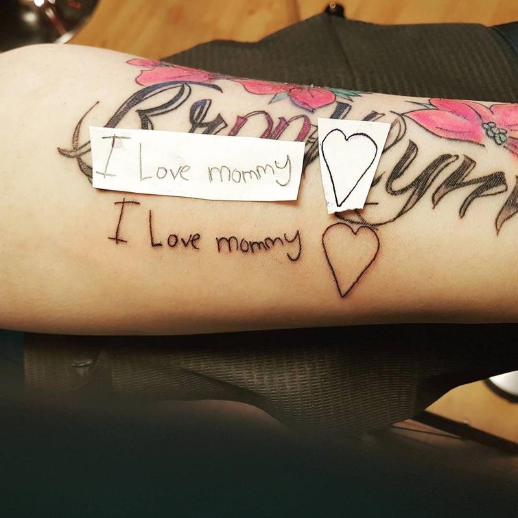 Татуировки Love you mom в стиле Цветная, Надписи Бедро / Каталог тату-салонов и мастеров