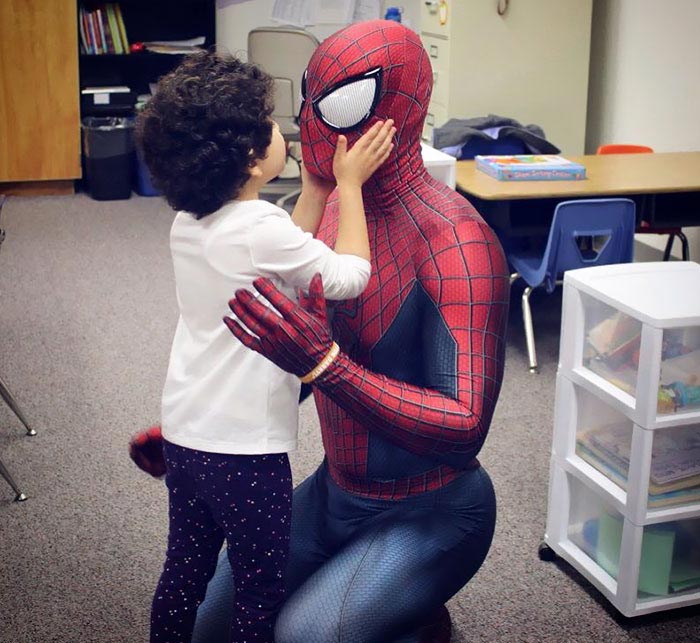 Парень оделся как Человек-паук и помог 10 000 детей, Рики Мен