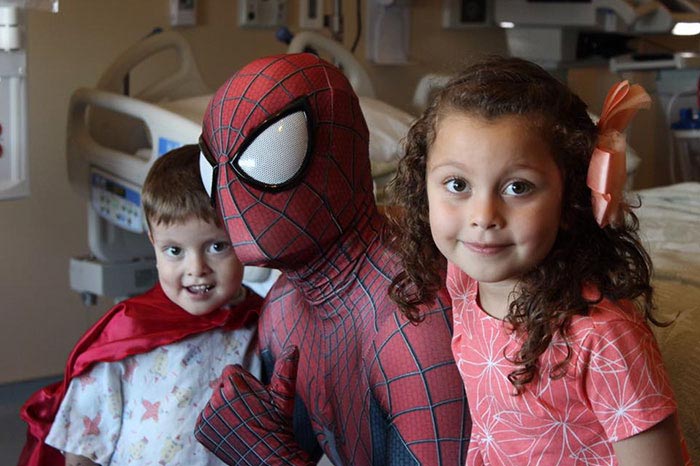 Парень оделся как Человек-паук и помог 10 000 детей, Рики Мен