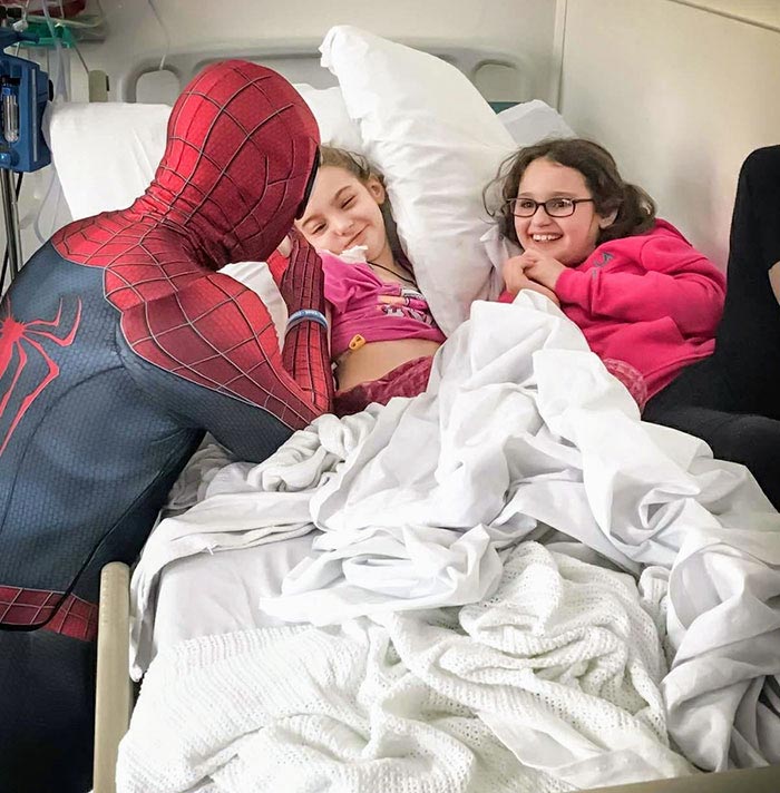 Парень оделся как Человек-паук и помог 10 000 детей, Рики Мен