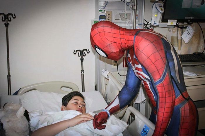 Парень оделся как Человек-паук и помог 10 000 детей, Рики Мен