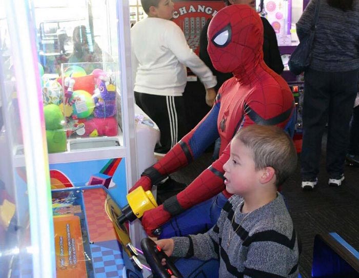 Парень оделся как Человек-паук и помог 10 000 детей, Рики Мен