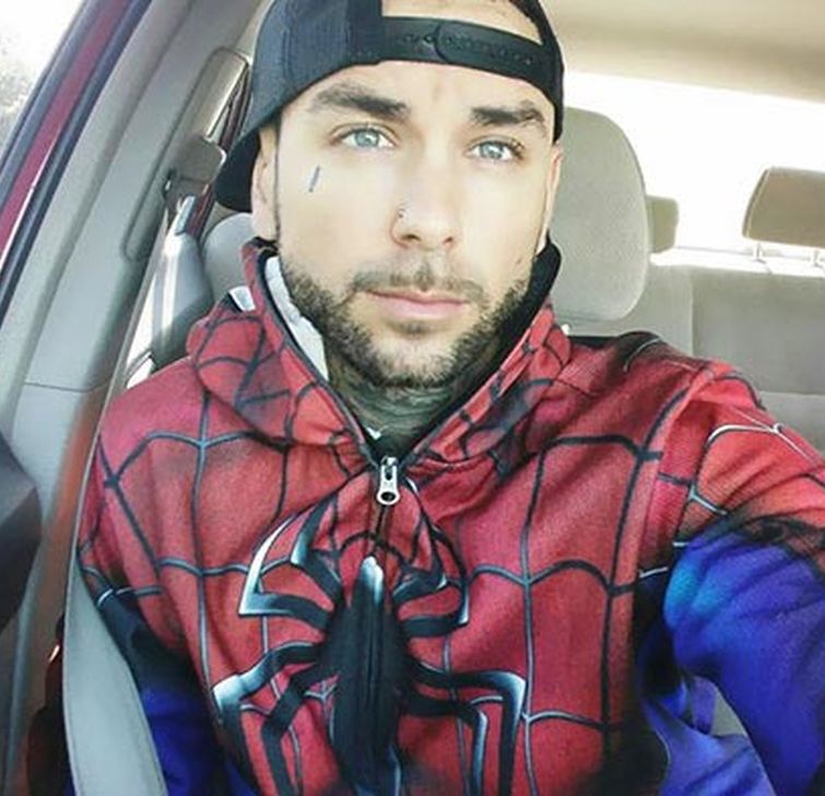 Парень оделся как Человек-паук и помог 10 000 детей, Рики Мен