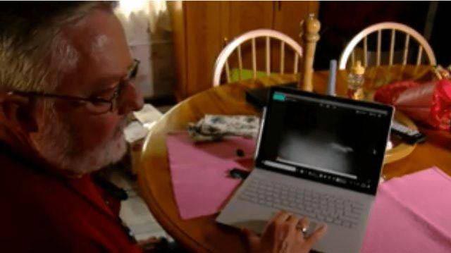 Мужчина чуть не сошёл с ума, пытаясь узнать, кто приносит ему газеты и журналы каждый день мужчина находил газеты, кто приносит газеты, лисы приносили газеты, нашёл на крыльце дома